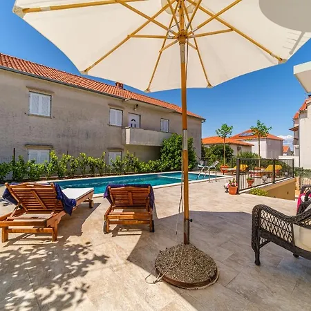 Maria - Pool & Parking