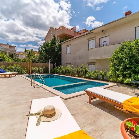Maria - Pool & Parking
