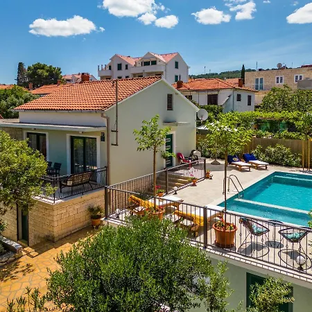 Maria - Pool & Parking סופטאר